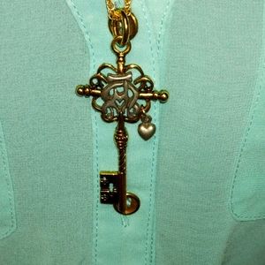 Goldtone key with little heart on nice goldtone chain